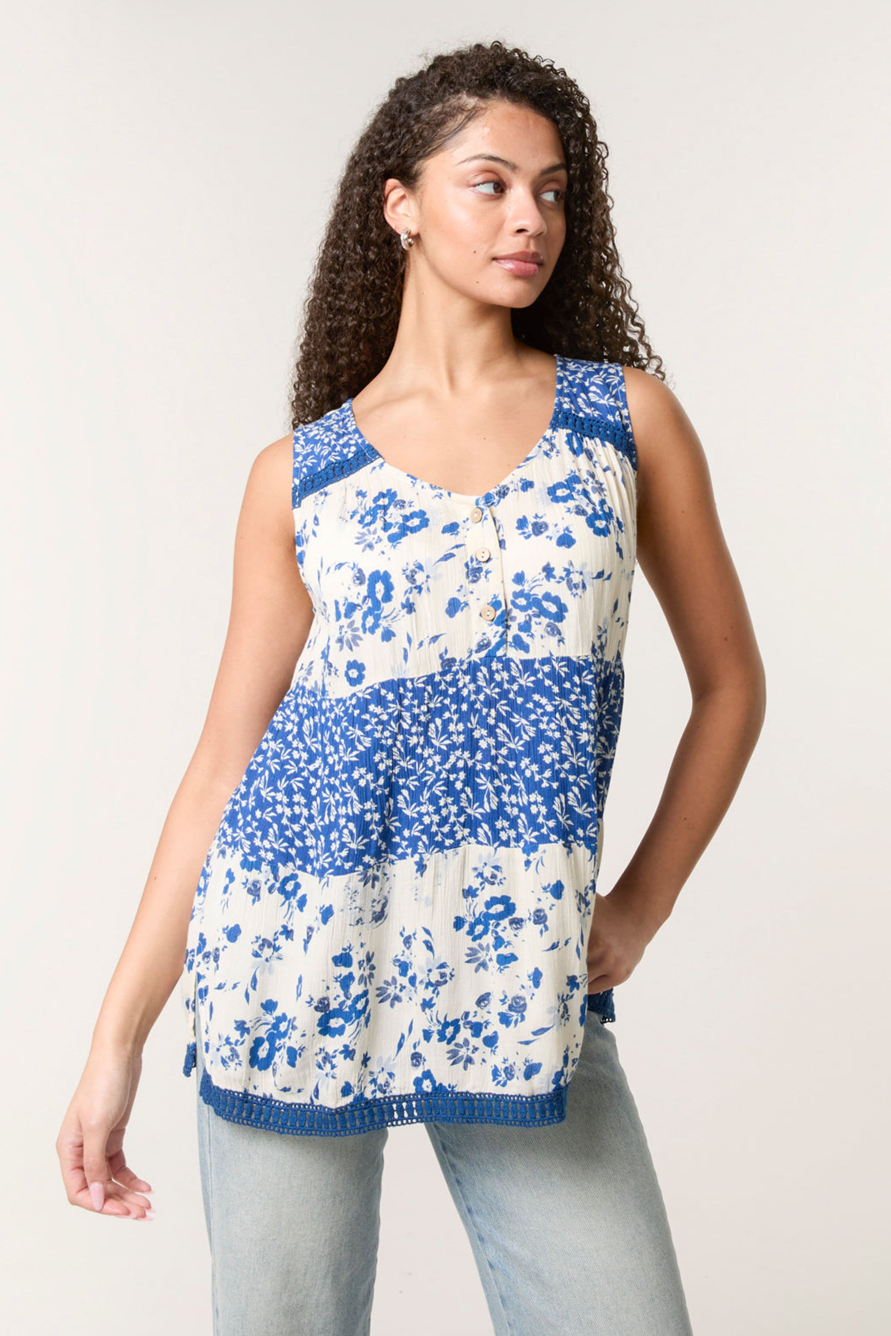 Blue Vanilla Women's Ivory Sleeveless Button Up V-neck Top