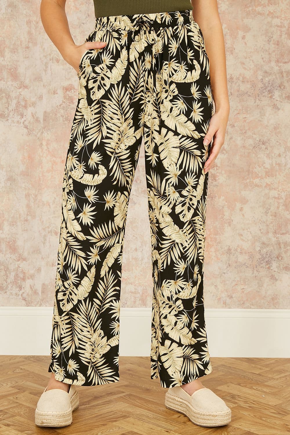 Yumi Women's Black Fern Print Relaxed Fit Trousers