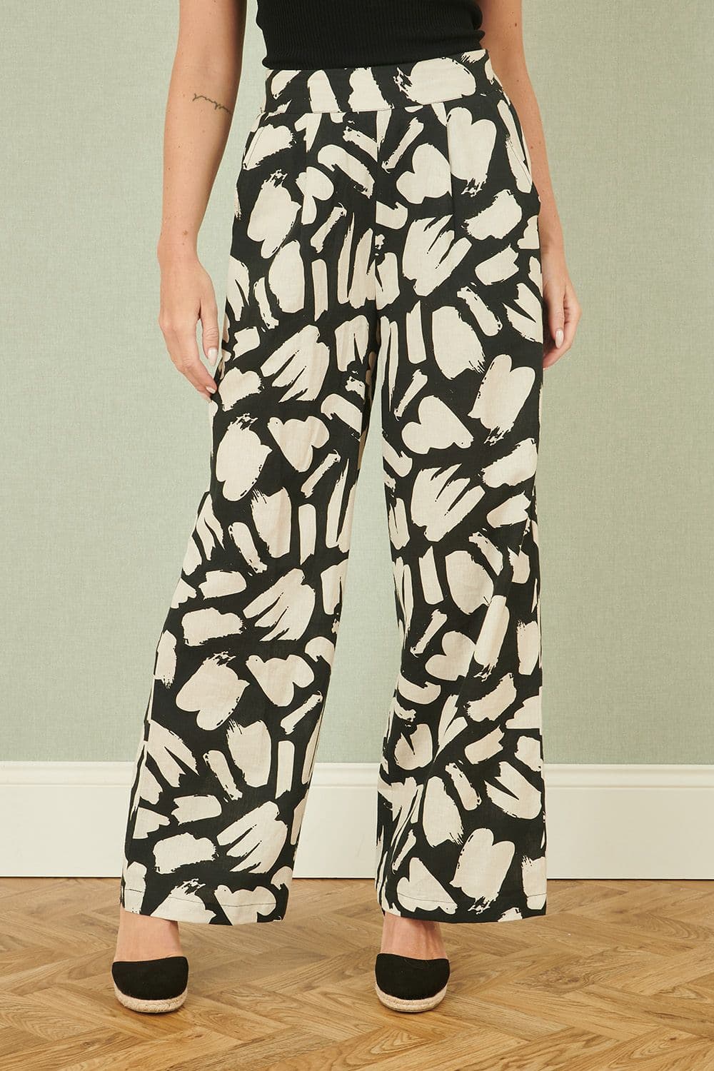 Yumi Women's Black Cotton Splash Print Relaxed Fit Trousers